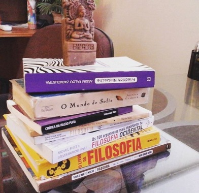 Filosofia é uma das minhas grandes paixões. Nas minhas sessões, costumo sempre trazer questionamentos interessantes para debater os mais diversos assuntos! :)