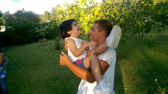 Eu a brincar com o meu primo. 
