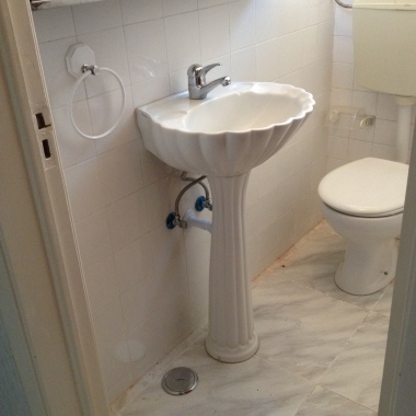Fecho de roços e acabamento com montagem de sanitários.