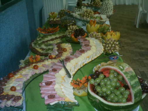 mesa de frios e frutas