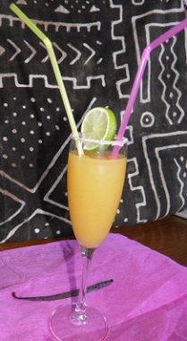 Boissons : punchs coco, réunionnais, gingembre...
Jus de bissap, tamarin, gingembre...
