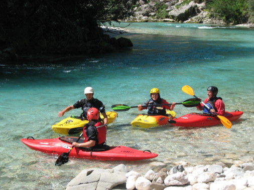 Stage kayak débutant sur la Soça en Slovenie. 

Mais on n'a pas besoin de aller si loin pour faire ses premières coups de pagaie en eau vive ! La Durance et ses affluents ont de quoi a vous séduire !