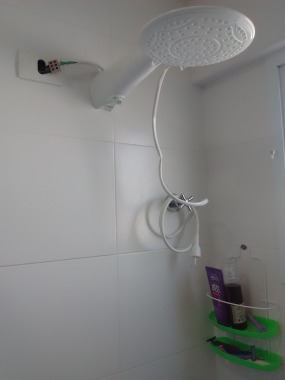 Troca de chuveiro e instalação de conector de porcelana.