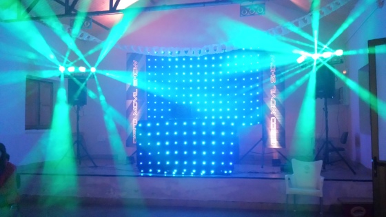 Montaje para interior con telon de led con equipo de sonido de 4000w