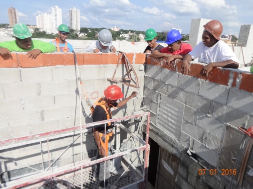 Treinamento de NR 35 para equipe de reboco Externo na construção cívil