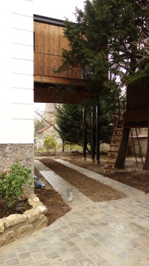 La "cabane" située à l'Est prend la lumière du matin, et se veut discrète dans les cimes des arbres du site.