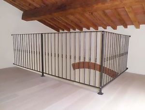 parapetto su misura lungo 4,5m e alto 1 m costituito da piantoni da frofilo quadrato 3x3cm e stcche ferro pieno da 1 cm