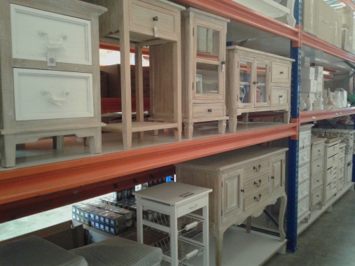 Surtido en mueble de madera