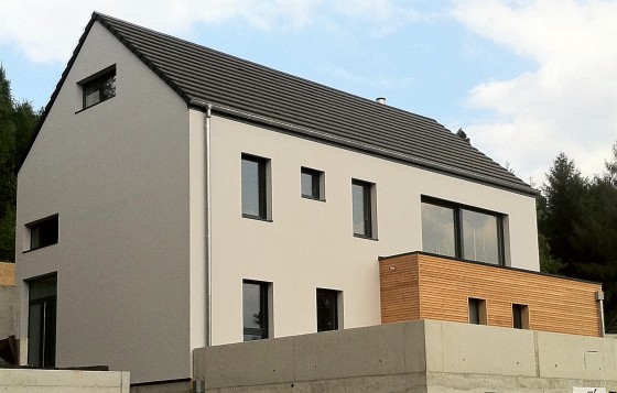 Vous souhaitez faire construire une maison à ossature bois à la fois singulière, esthétique et performante? Chacune de nos maisons bois est personnalisée en fonction de vos besoins, vos idées et votre budget. L’entreprise Lutz dispose d’un bureau d’études pour concevoir des maisons à ossature bois combinant créativité architecturale et maîtrise du prix. L’entreprise Lutz vous propose un service personnalisé pour la création et la réalisation de votre maison individuelle en bois. Grâce à l’expérience acquise depuis 60 ans, au talent de nos charpentiers et à nos technologies modernes de production, ce qui est presque impossible devient possible! L’entreprise Lutz est là pour vous aider à chaque phase du projet, de la planification jusqu’au montage et la construction.