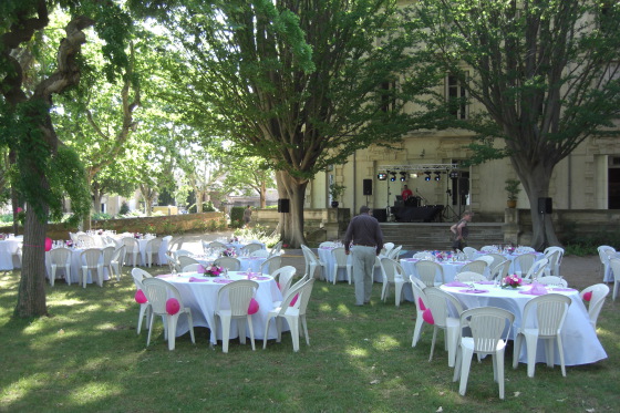 Repas et soirée dansante organisés dans le parc du Domaine de la Tour