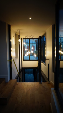 L'extension crée une enfilade vitrée entre jardin et maison.
Ici, l'escalier permet de passer du 1er étage au Rdc en mesurant la verticalité des arbres.