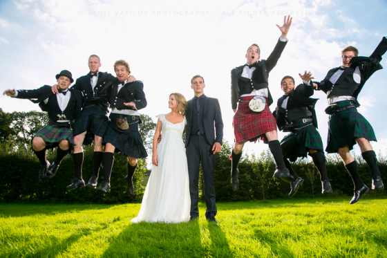 Olivia et Loïc, entourés de leurs amis en kilt. Photo prise à contre-jour du soleil, à l'aide de flashes studio, d'où la qualité de la lumière.