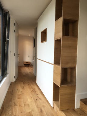 L'extension crée une enfilade vitrée entre jardin et maison.
Ici, vers la "cabane", ses rangements et sa salle d'eau intégrée.