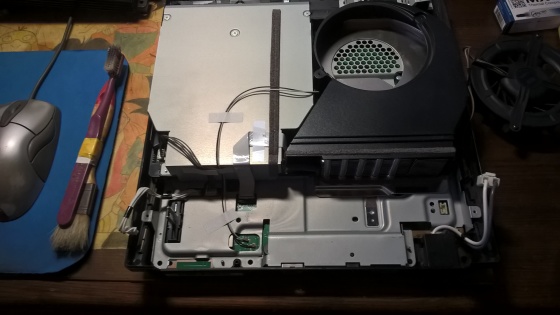 smontata una playstation 3 slim per ottimizzare il raffreddamento
