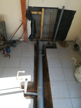 Las tuberías de agua y descarga ya listas