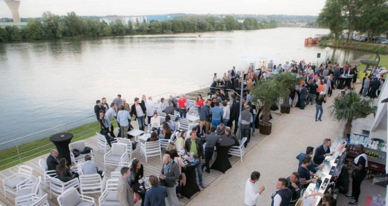 Notre terrasse, bord de Saône, avec une vue imprenable, séduira vos hôtes
