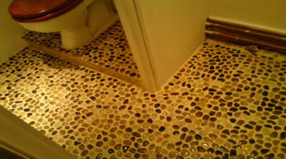 petits galets dans une salle d'eau