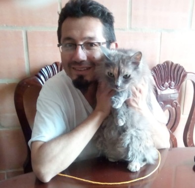Con una de mis gatas llamada Pilu
