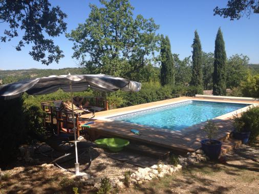 Réalisation d'une piscine alliant simplicité et modernité Liner gris et plages bois