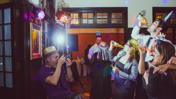 soy un fotógrafo que se la juega con los clientes al 100%, me encanta animar a los invitados!!