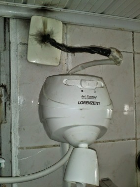 Um exemplo do que não deve ocorrer na sua residência. Evite faça uma instalação de acordo com a Norma NBR 5410