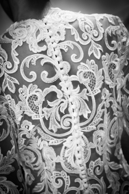 Detalle de traje de novia. Presentación en desfile