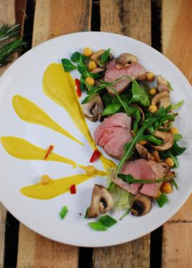 Mix sałat z polędwiczką wieprzową, ciecierzycą, dymką i chilli z sosem z marynowanej dyni i słonecznika