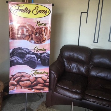 Diseño y Pendon colgante  impreso en tela pvc para local en angelmo
