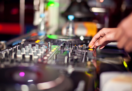 Formule "DISC-JOCKEY"
(illustration)
