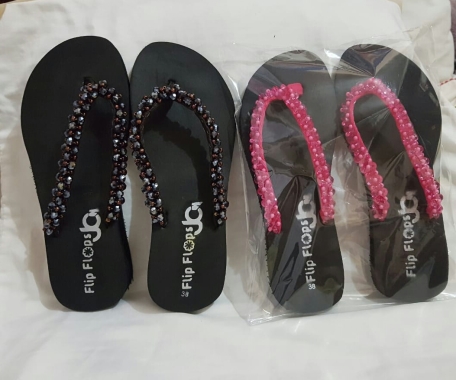 Creando marca y aplicando sobre chanclas de mujer