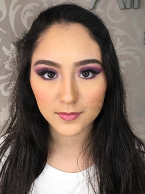Maquillaje en tonos morados, perfecto para ojos asiatiaticos.