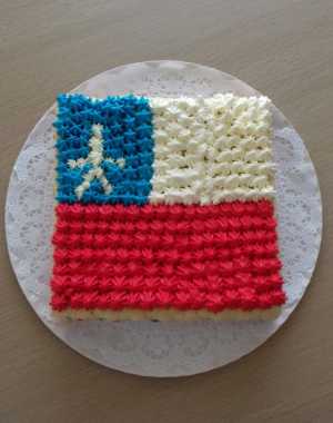 Cake de pisos rellena de Manjar y Crema Chantilly con decorado de Bandera Chilena