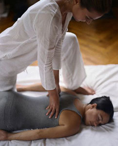 Shiatsuterapia. É uma terapia manual milenar de origem chinesa que se desenvolveu no Japão . Shi =dedos atsu= pressão. O shiatsu Consiste em aplicar pressão com as pontas dos polegares e palmas das mãos (principalmente), em determinados pontos do corpo do cliente. Esses pontos se encontram nos meridianos, (canais de energia), são os  mesmos utilizados na acupuntura.
 Um atendimento de shiatsuterapia é muito mais do que uma sessão de  massagem. Após uma análise que o terapeuta faz com o cliente, um tratamento específico é aplicado para cada cliente proporcionando lhe  uma sensação de bem estar e  conforto. 
O principal objetivo do Shiatsu é manter ou (re)estabelecer o equilíbrio energético, a fim de prevenir ou tratar disfunções que sejam causadas pelo desequilíbrio dessa energia. Segundo a visão da Medicina Oriental as doenças são originadas pela desregulação de energia nos meridianos.Veja algumas indicações do Shiatsu:
 Alívio do estresse e tensões;
• Alívio de dores de cabeça;
• Alivia dores musculares;
• Ativa a circulação sanguínea;
• Ativa a circulação dos vasos linfáticos;
• Promove a sensação de bem estar;
• Previne doenças;
• Relaxar o corpo e a mente;
• Melhorar a respiração;
• Melhorar a postura.