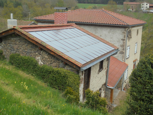 Une énergie a ne pas négliger : le solaire. Il ne peut à lui seul assurer le chauffage et la production d' eau chaude sanitaire. Il lui faut obligatoirement un appoint pour faire le complément.  De plus il est tributaire de la météo. Cependant c' est une configuration idéal avec le granulé bois pour devenir 100 % énergie renouvelable hiver comme été.