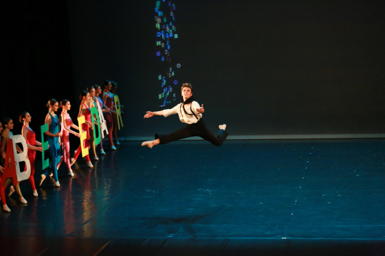 je fais des photos de danse depuis 20 ans, passionnée de danse et de spectacles
