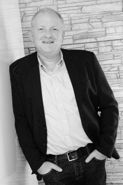 Ulrich Becker stehend - sw - klein.jpg