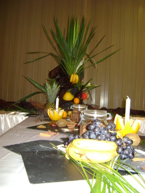 Présentation entre fruits et plantes pour orner les buffets
