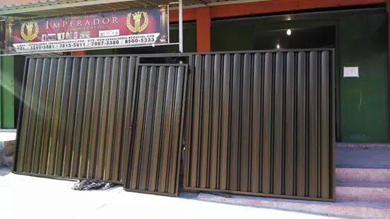 Portão de Garagem em alumínio, modelo buzio reto, com porta social no centro, pintura anodizado bronze champagne.
