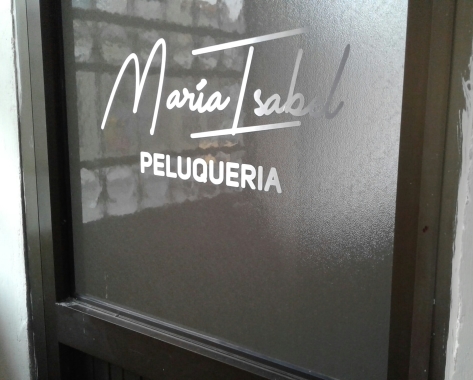 Vinilo de corte de aluminio aplicado en puerta