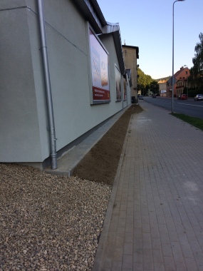 Biedronka 11-go Listopada Wałbrzych nawiezienie ziemi + wysiew trawy