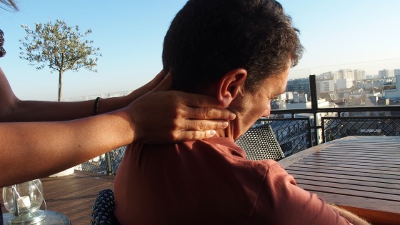 Le massage des cervicales et des épaules est très efficace pour dénouer les tensions installées dans le corps.