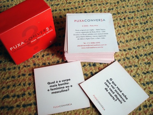 O uso de questionamentos filosóficos é uma ferramenta importante para usar nas sessões psicoterápicas. Com os adolescentes gosto de usar o jogo "Puxa Conversa".
