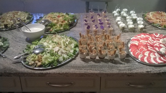 buffet froid de différentes salades et verrines