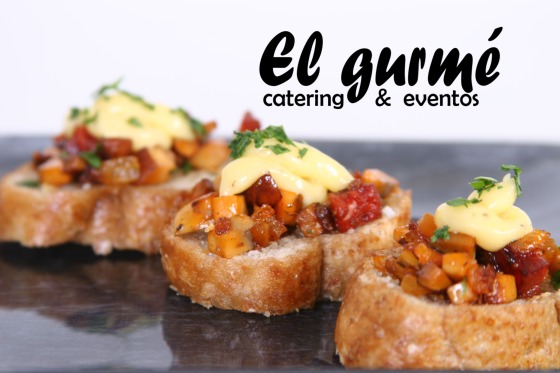 Tapas de champiñones y chorizo cantimpalo con alioli