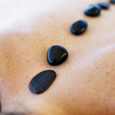 Massage aux pierres chaudes.