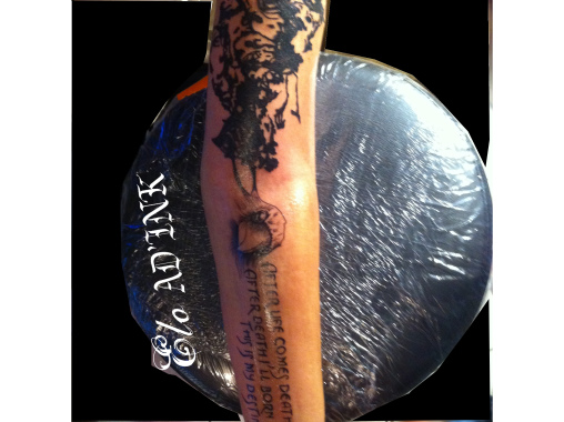 tatouage personnalisé visage, corbeau et phrase