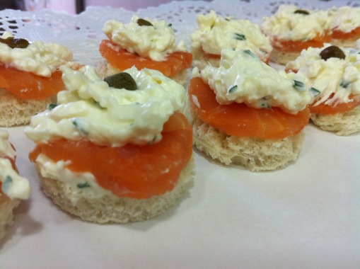 Canapés de Salmón Ahumado con queso crema, ciboulette y alcaparras