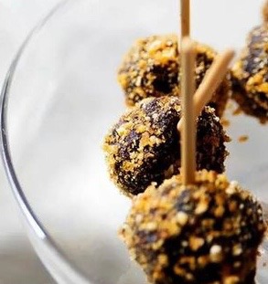 Chupachup de  morcilla dulce con almendras 