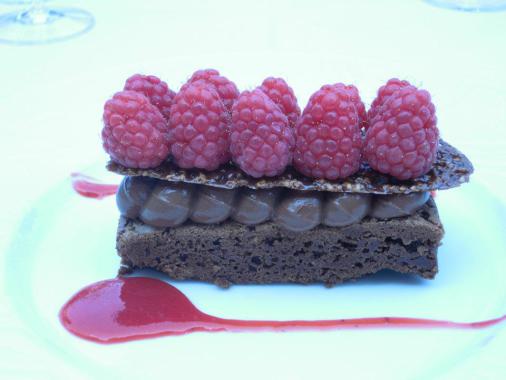 Millefeuille Chocolat noir, Framboises et Tuile au cacao