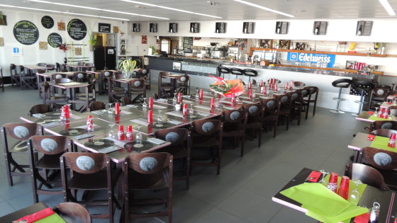 Salle de restaurant en mode privatisation pour repas de famille pour un départ en retraite